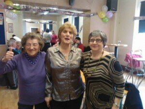 Emma al centro con due amiche