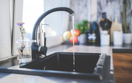 Bere acqua del rubinetto fa male?