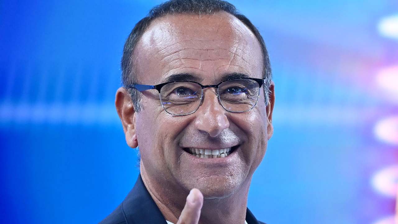 Carlo Conti novità sulla trasmissione- occhiali e sorride