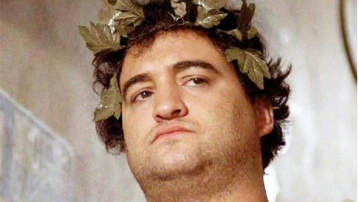 John Belushi avrebbe 77  anni: l’amicizia con Dan Aykroyd, come nacquero i Blues Brothers, gli eccessi, 7 segreti