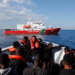 Albania, è partita la nave della Guardia costiera che riporterà in Italia i 12 migranti di Shengjin: destinazione Bari