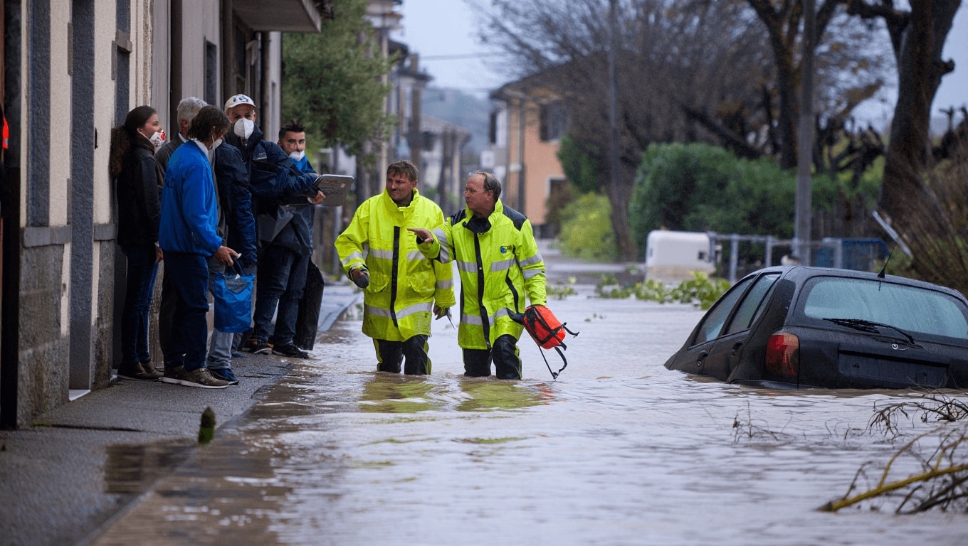Maltempo in Emilia-Romagna, Toscana e Sicilia, le news sull'allerta rossa in diretta. Un morto nel Bolognese. Disagi su strade e ferrovie