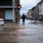 Maltempo, allerta rossa in Emilia-Romagna, Toscana e Sicilia in allarme. Un morto nel Bolognese. Convocato Comitato Operativo della Protezione civile. Circolazione ferroviaria ancora sospesa tra Rimini e Cesenatico