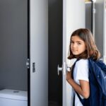 Scuola e università, aumentano i bagni gender neutral. “Vogliamo rispettare tutte le persone”