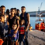 Migranti in Albania, il governo non arretra: nuovo trasferimento la prossima settimana. Arrivata a Bari la nave con i 12 naufraghi del centro di Shengjin
