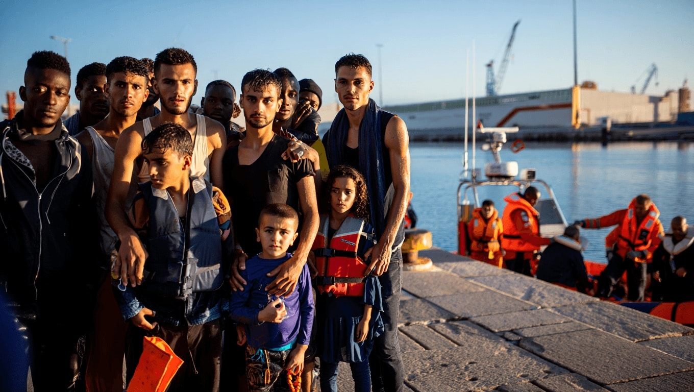 Migranti in Albania, il governo non arretra: nuovo trasferimento la prossima settimana. Arrivata a Bari la nave con i 12 naufraghi del centro di Shengjin