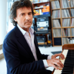 Paolo Vallesi compie 62 anni: la vittoria a Sanremo tra le Novità, cosa fa oggi, la proposta di matrimonio a L'Isola dei Famosi, 7 segreti