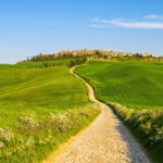 Le 5 passeggiate più belle e panoramiche da fare in Toscana in (tra colline fiorite, cipressi e borghi da cartolina)
