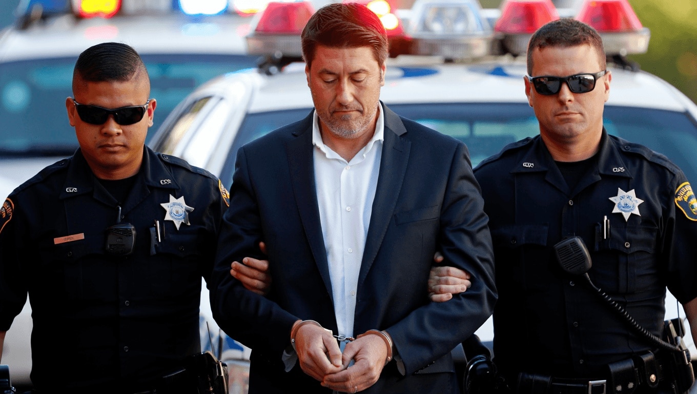 «Una pallottola spuntata»: la serie che ha ispirato il film, chi del cast è finito in carcere