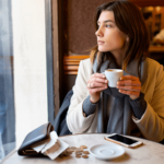 Ecco cosa rivela di voi la psicologia se comprate il caffè al bar ogni mattina (e non c’entra il risparmio)