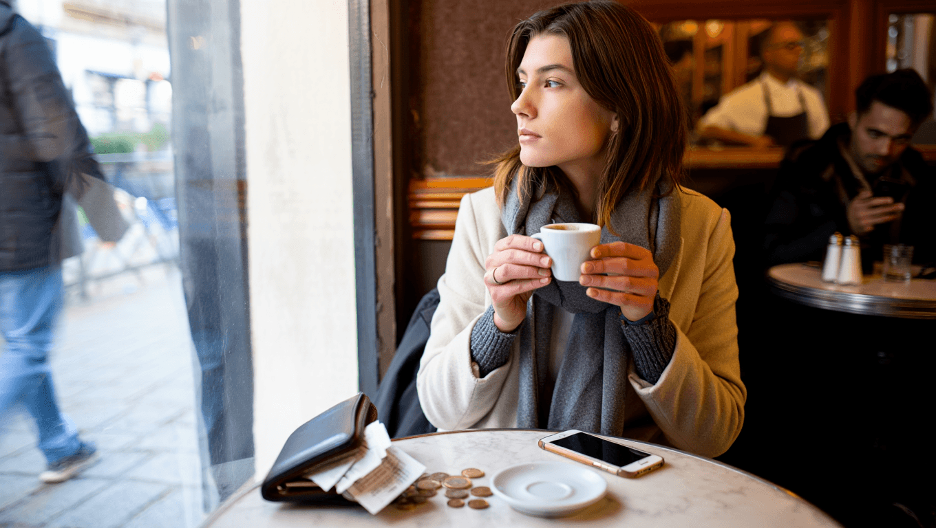 Ecco cosa rivela di voi la psicologia se comprate il caffè al bar ogni mattina (e non c’entra il risparmio)