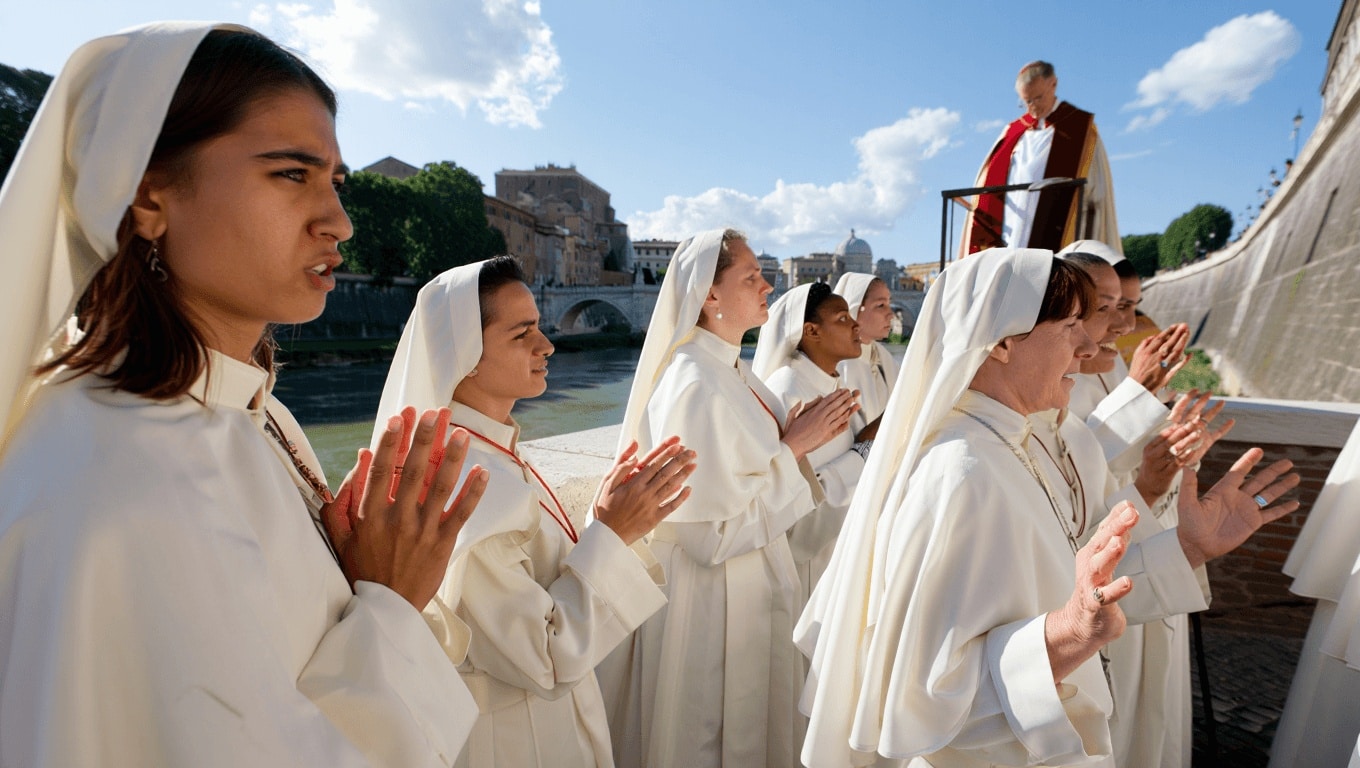 Tre donne “ordinate” prete in una cerimonia-show sul Tevere: “Il Sinodo ci ascolti”