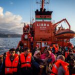 Migranti, la Mare Jonio fermata a Porto Empedocle per “salvataggio non autorizzato dallo Stato di bandiera”. Mediterranea: “Non ci impedirete di restare umani”