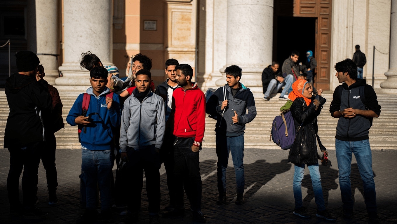 Migranti in Albania, respinte le richieste di asilo. Ma i giudici di Roma non convalidano i trattenimenti: il rientro domani a Bari. Ira di Meloni: “Lunedì cdm”