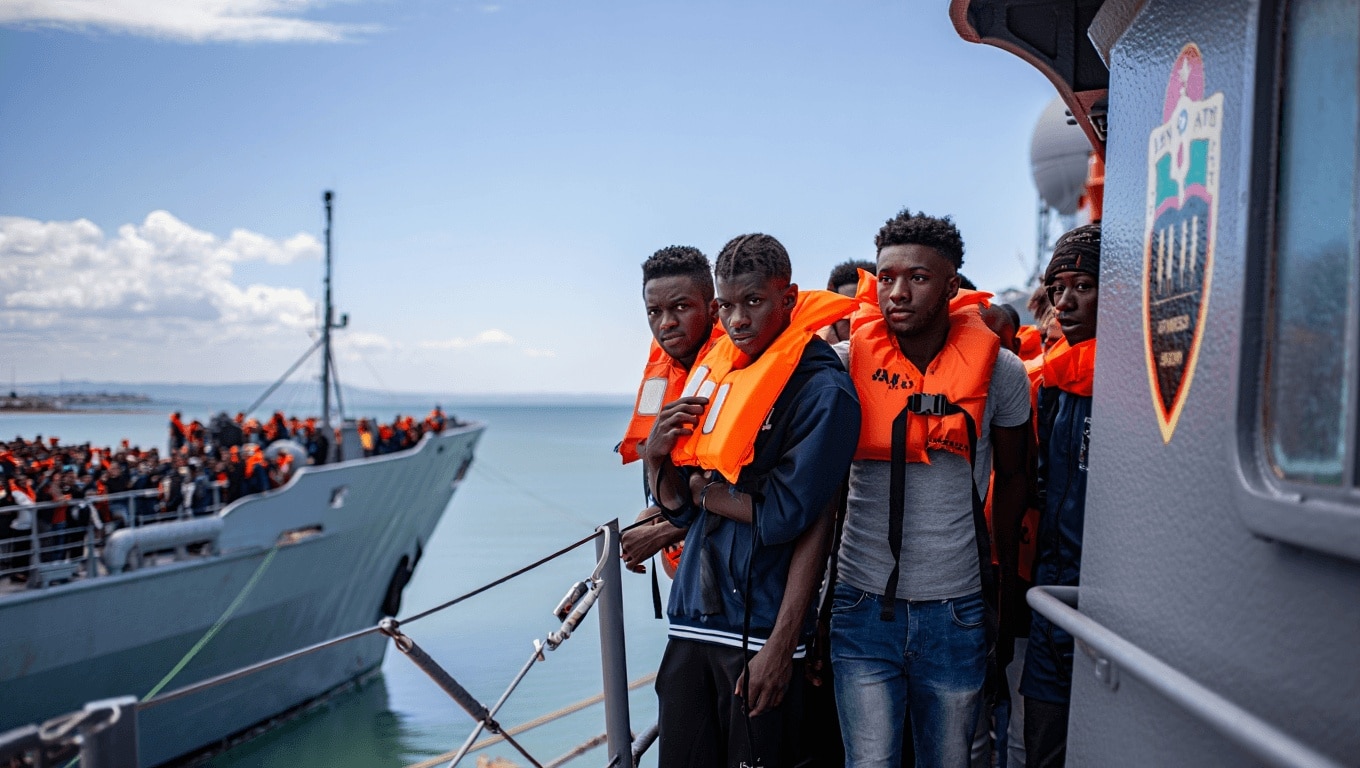 L’infinito viaggio della nave Libra: dall’Albania ha portato a Brindisi 4 dei 16 migranti che erano a bordo. Poi andrà in Sicilia