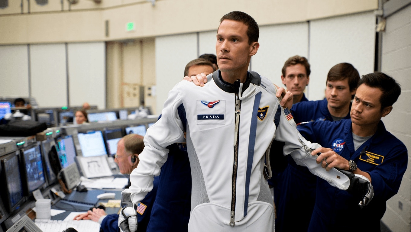 L’astronauta veste Prada. Per il ritorno sulla Luna tute griffate che si indossano in soli due minuti