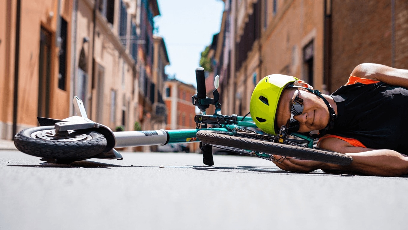Incidenti, nel 2023 sono stati 456 al giorno. Calano le vittime, ma aumentano i ciclisti e i monopattini coinvolti