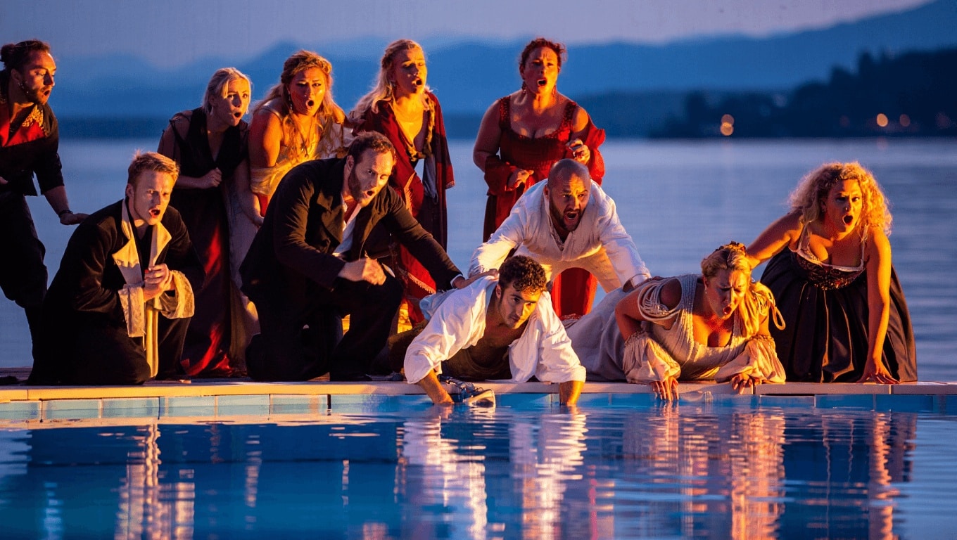 La Traviata di Michieletto: giochi in piscina e toni rock