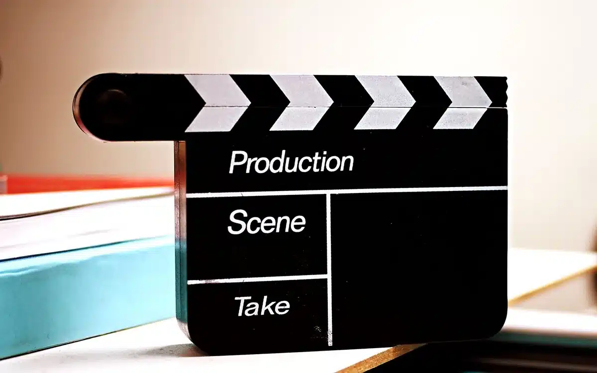 Set cinematografico degli anni Sessanta con telecamere e luci professionali.