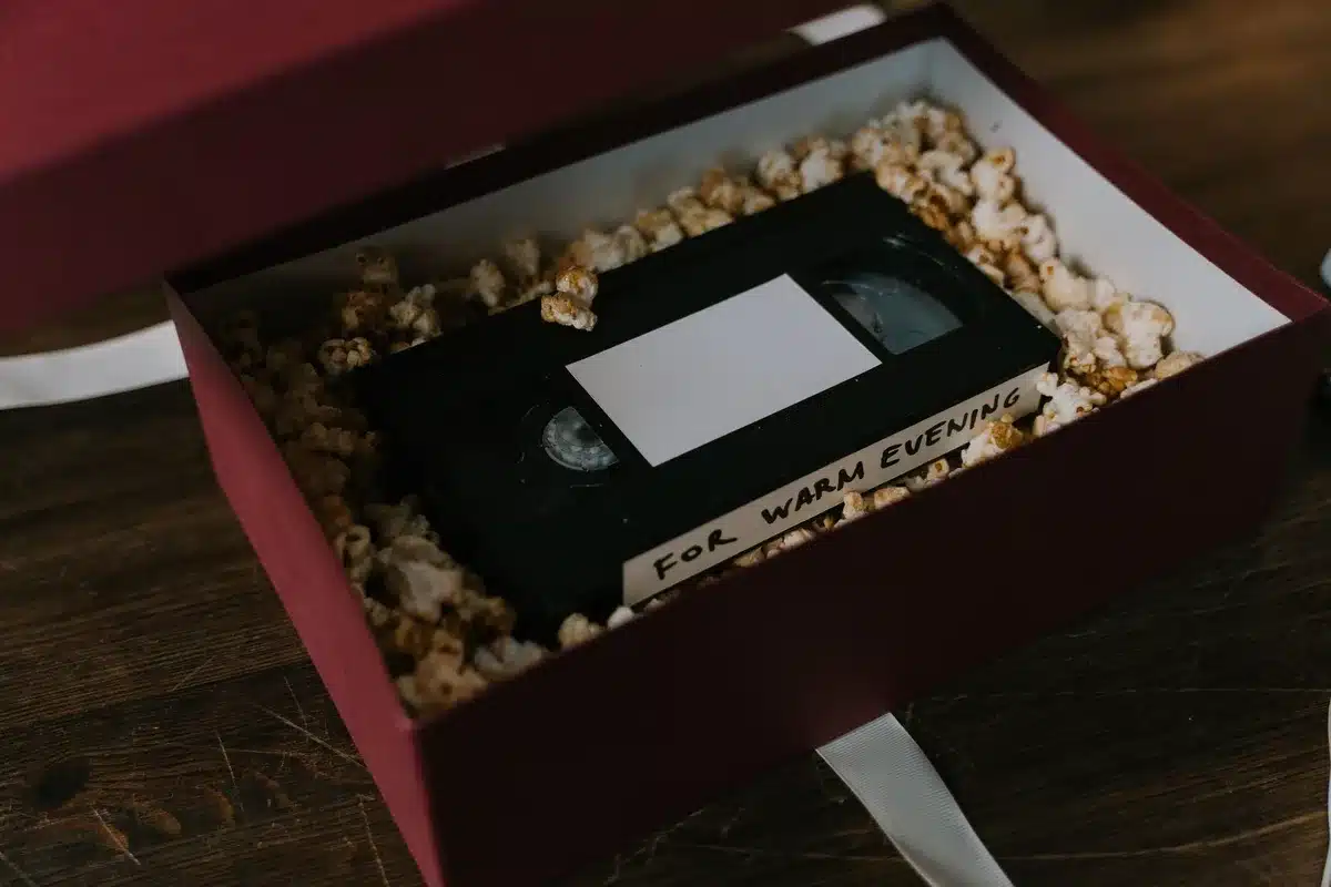 Archivi cinematografici e fotogrammi di film classici esposti in una rassegna