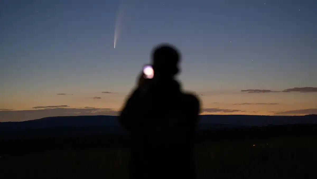 Cometa a occhio nudo avvistata vicino alla Terra: torna dopo 80.000 anni