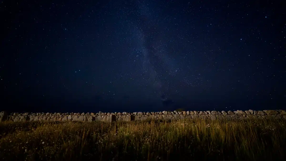 2. Cieli limpidi al largo della Sardegna meridionale — In città il cielo è spesso una tela sbiadita: basta poco per ritrovare stelle brillanti. Le notti estive lontano dalle coste sarde permettono di riconoscere a occhio nudo costellazioni che in aree