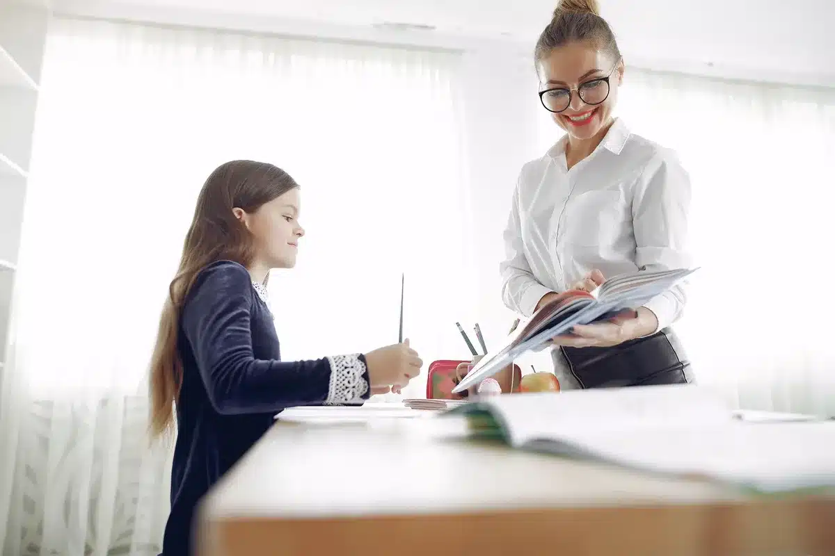 Insegnante che supporta studente durante lezione di tutoraggio