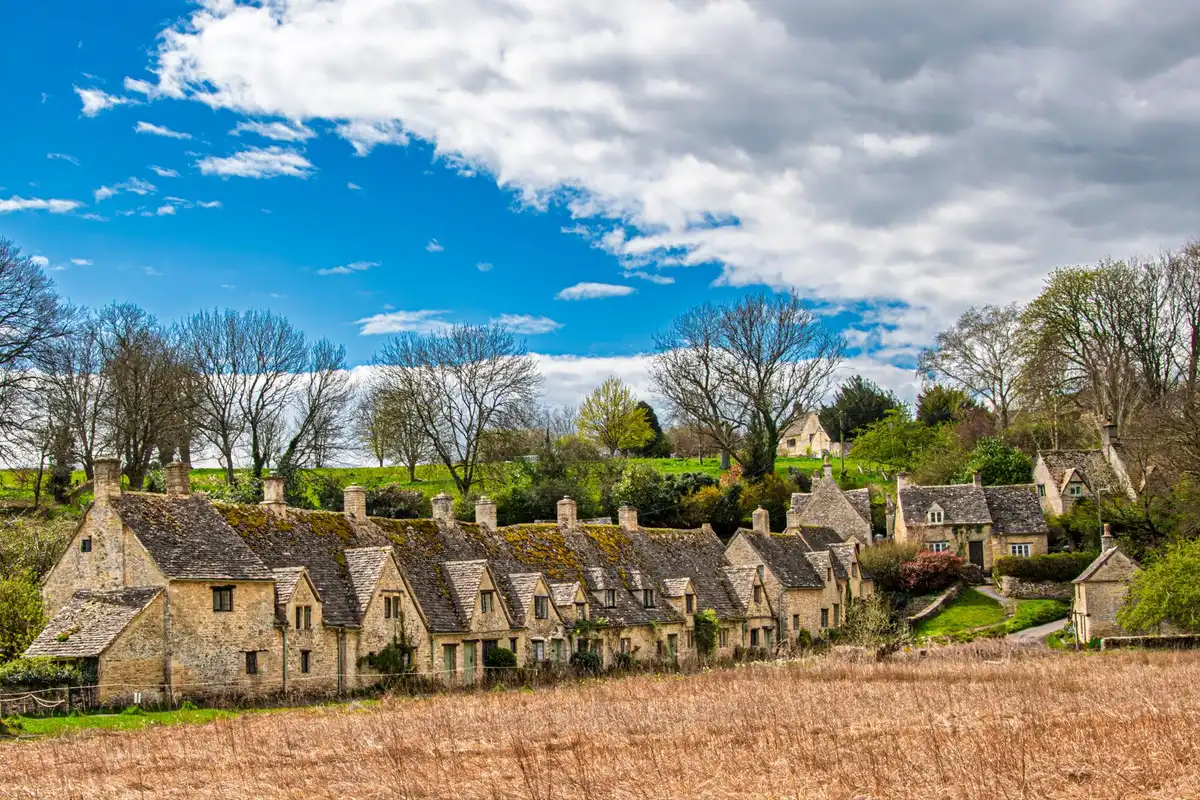 Paesaggio rurale dei Cotswolds con campi e villaggi inglesi tradizionali
