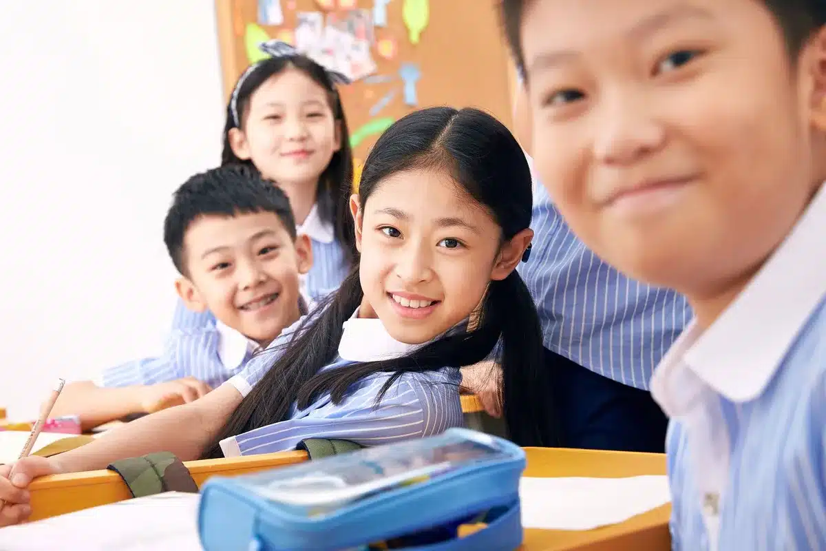 Bambini in uniforme scolastica in aula, sistema educativo inglese