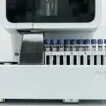 Mani di un tecnico di laboratorio che manipola un campione virale in condizioni sterili