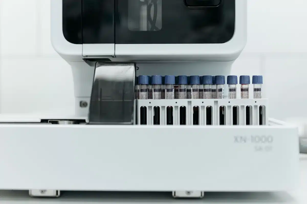 Mani di un tecnico di laboratorio che manipola un campione virale in condizioni sterili