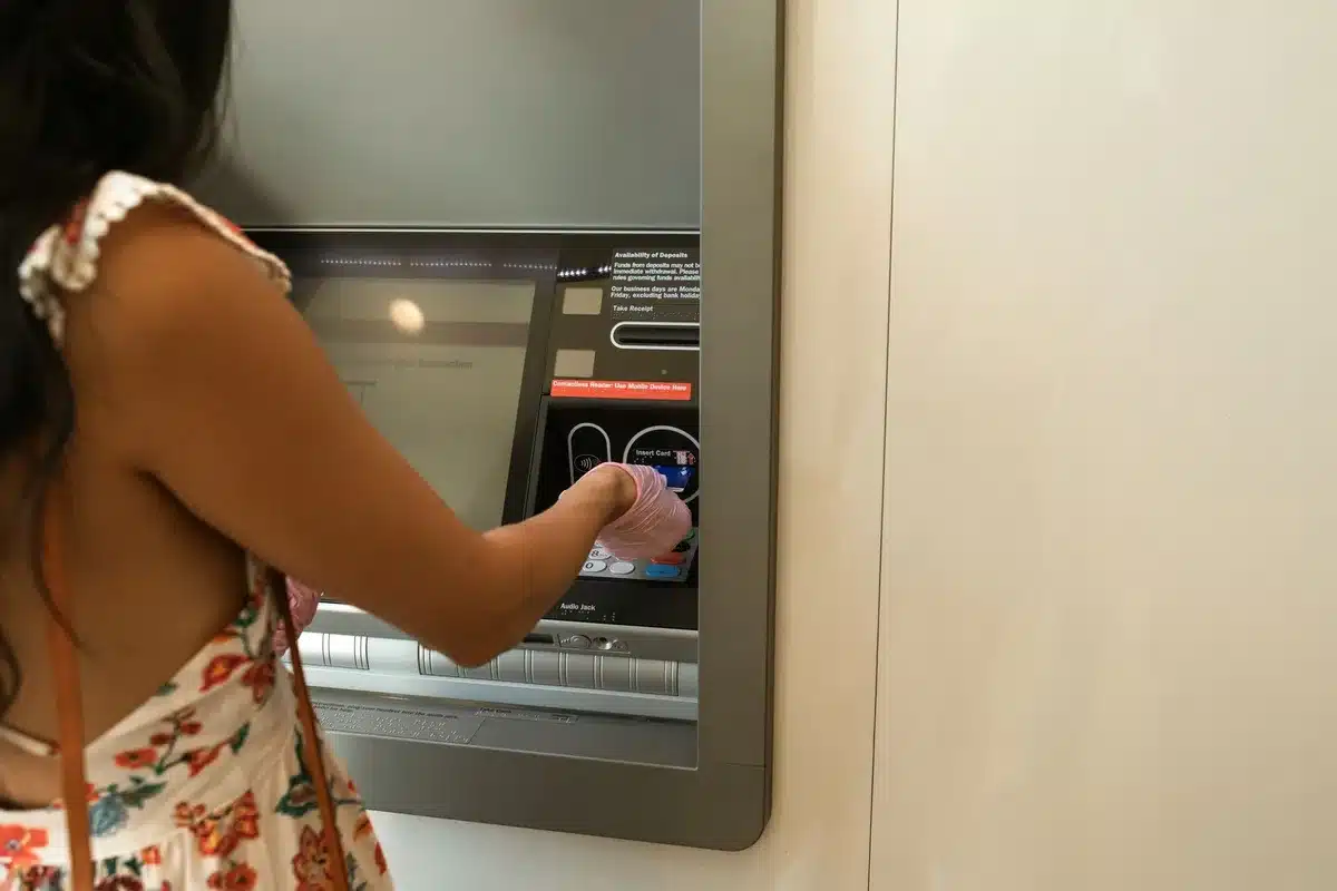 Persona che consulta documenti finanziari e informazioni bancarie su un tablet