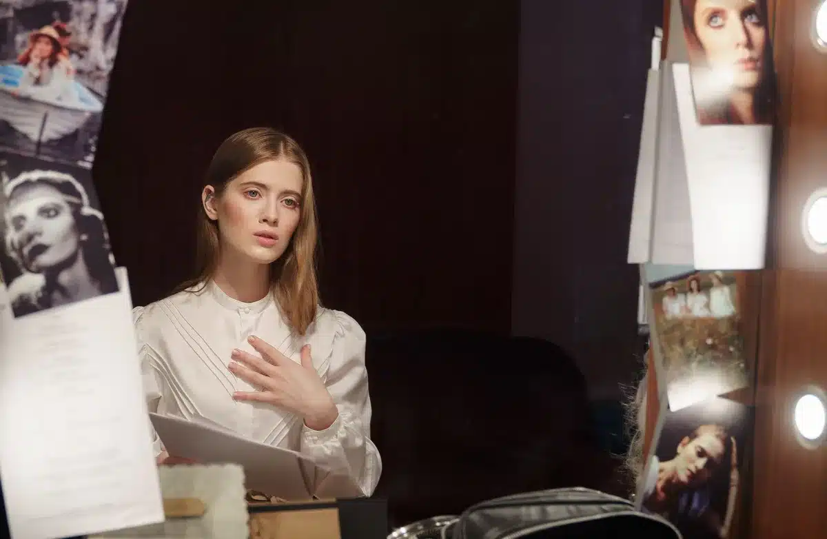 Attrice con esperienza decennale sul set durante una ripresa