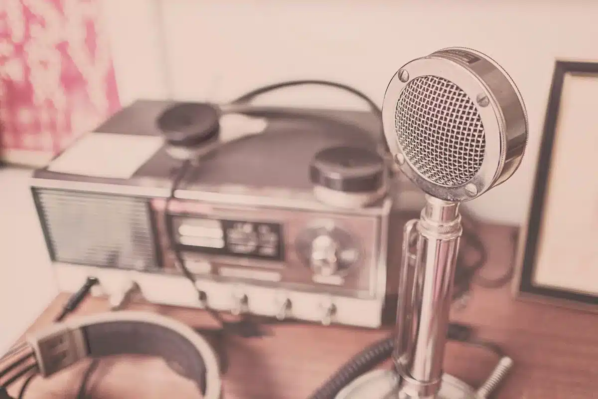Studio radiofonico con microfono, simbolo dei primi passi di Foresta nelle radio libere siciliane
