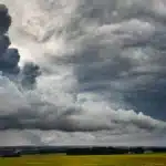 Cielo autunnale scuro con nuvole temporalesche in avvicinamento su un paesaggio aperto