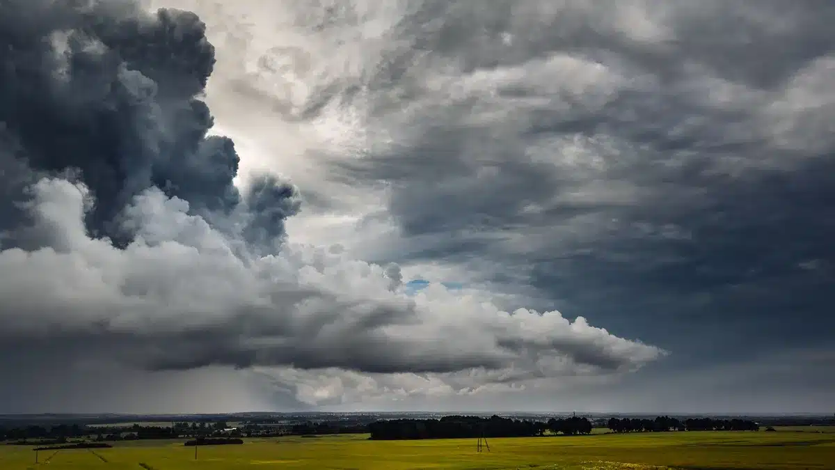 Cielo autunnale scuro con nuvole temporalesche in avvicinamento su un paesaggio aperto