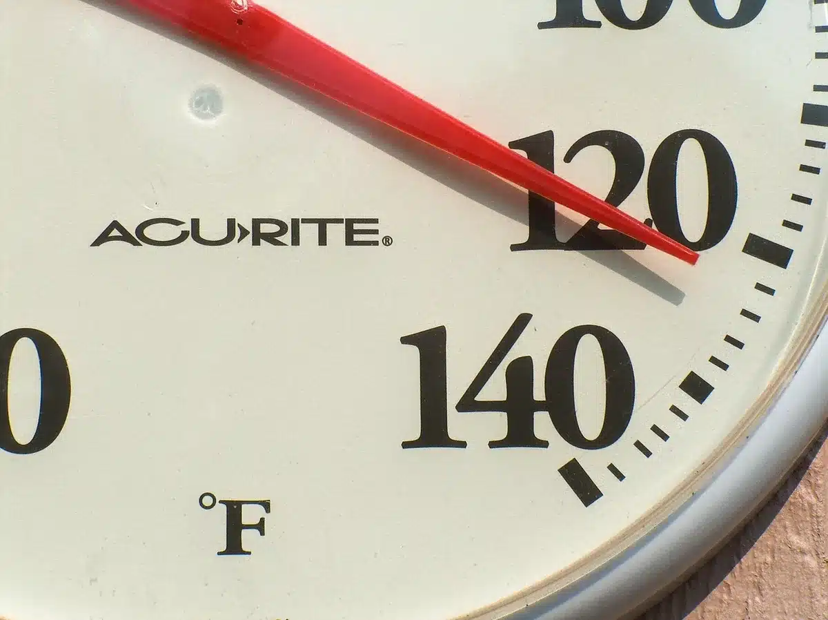 Termometro che segna temperature miti tipiche di una giornata soleggiata d'ottobre