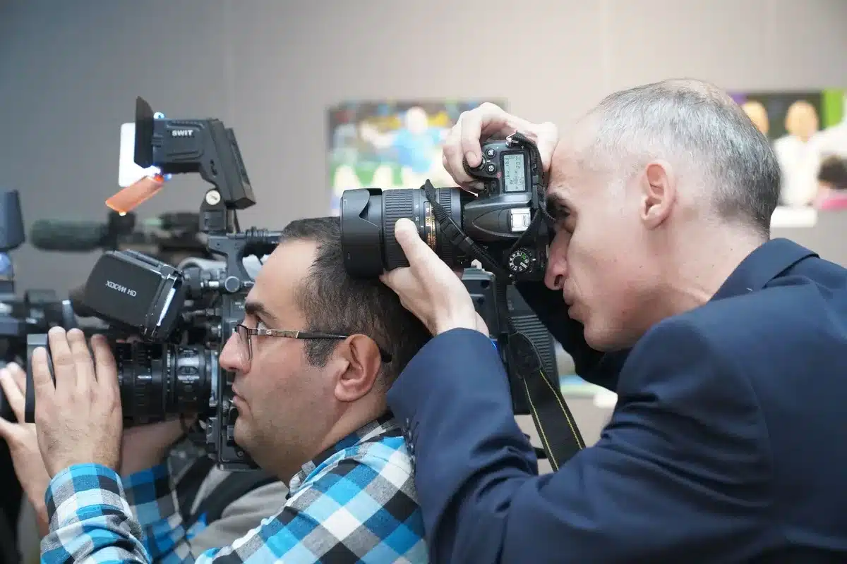 Persona che esamina documenti e appunti professionali in un ambiente di lavoro creativo