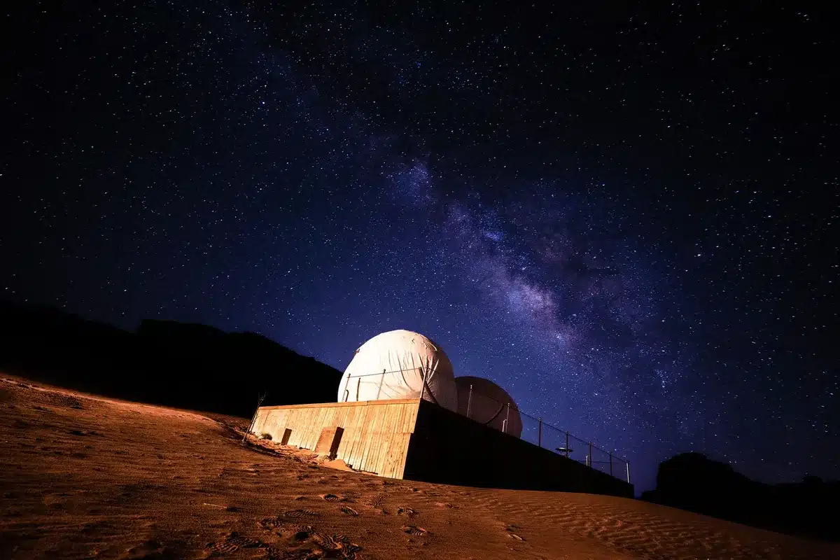 Telescopio puntato verso il cielo stellato notturno del deserto di Atacama