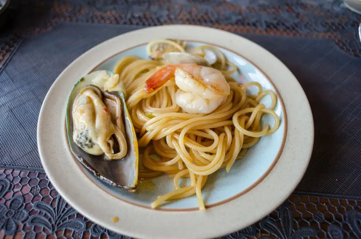 Piatto di spaghetti allo scoglio con frutti di mare freschi e pomodoro
