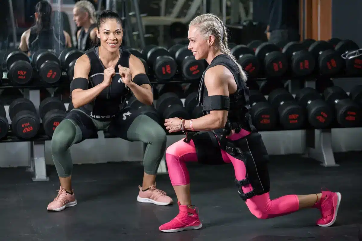 Donna durante allenamento progressivo di rinforzo muscolare