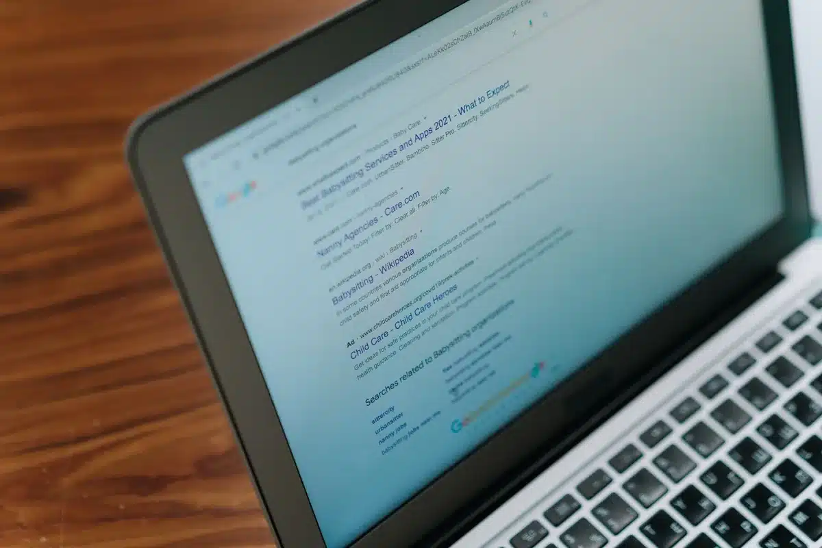 Rappresentazione grafica di cookie e tracciamento dati su browser web