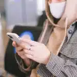 Schermo di smartphone che mostra un'interfaccia di prenotazione voli con diverse opzioni tariffarie