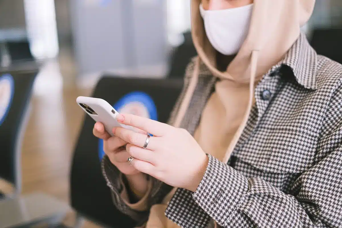 Schermo di smartphone che mostra un'interfaccia di prenotazione voli con diverse opzioni tariffarie