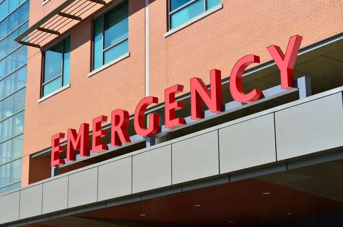Pronto soccorso affollato con personale medico in azione
