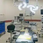 Cantiere ospedaliero con impalcature e barriere di sicurezza in corso di allestimento
