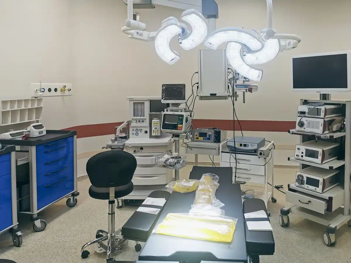 Cantiere ospedaliero con impalcature e barriere di sicurezza in corso di allestimento