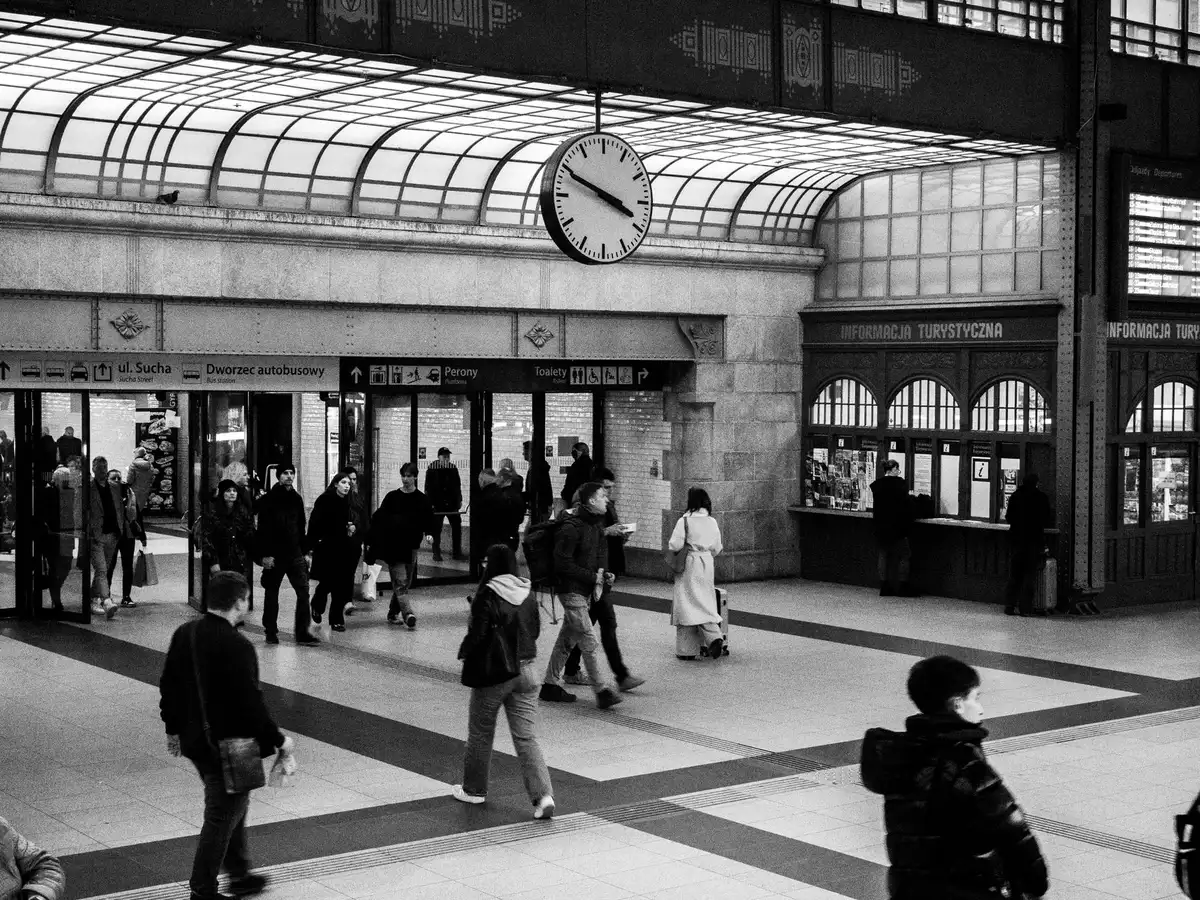 Passeggeri in coda agli sportelli informativi di una stazione ferroviaria durante uno sciopero