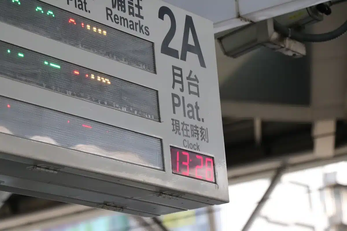 Pannello di informazioni in stazione che mostra cancellazioni e ritardi di treni