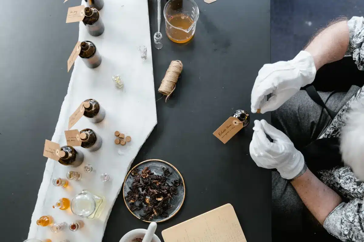 Laboratorio artigianale cinese con strumenti per la creazione di fragranze e ingredienti profumati